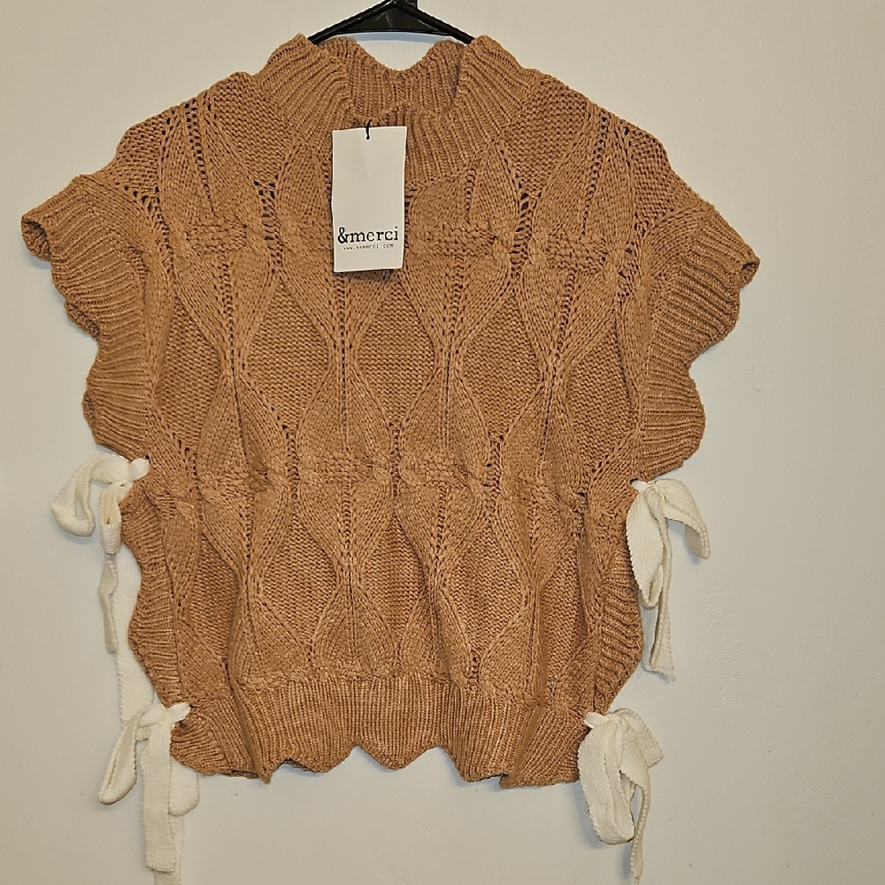 &Merci Women's Cable Knit Scoop Neck Sweater Vest in Camel